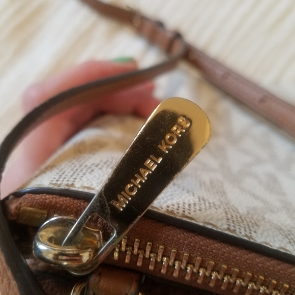 Michael kors Dual colored Bag - Picture 6 of 11